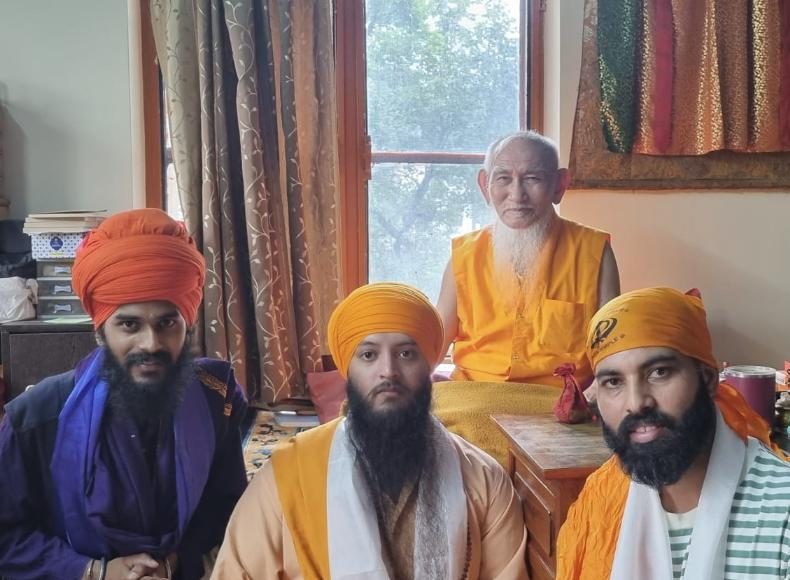 Sangat members with mahapurakh