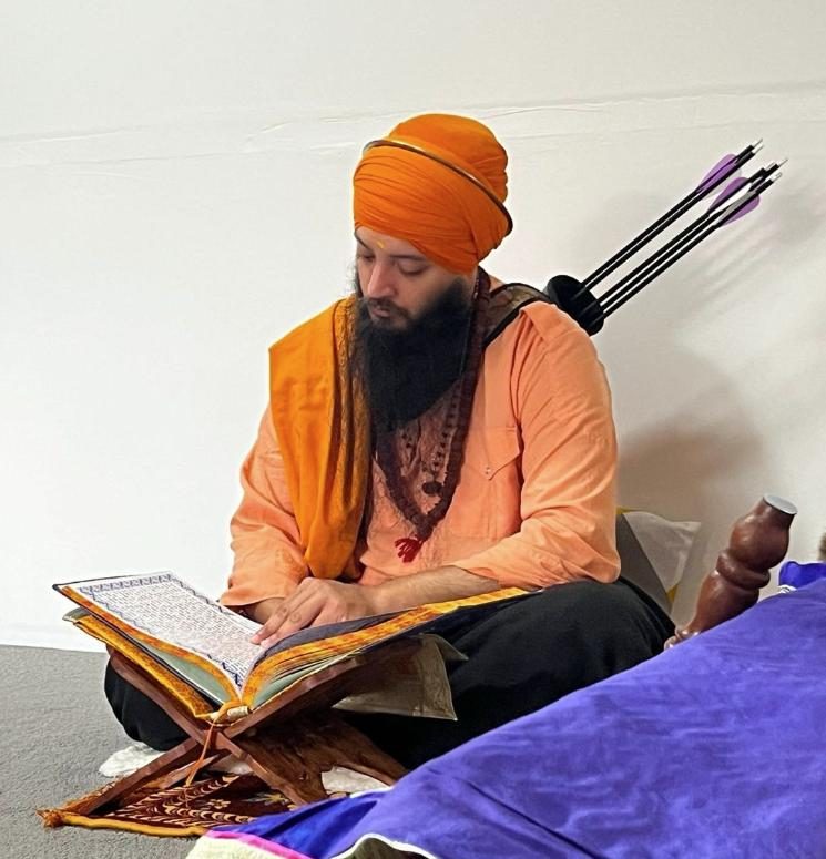 Reading from a puratan granth